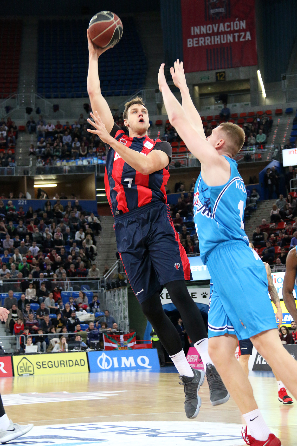 El Betis revive con un triunfo agónico frente al Unicaja (89-88); el Baskonia barre al Fuenlabrada (95-63)