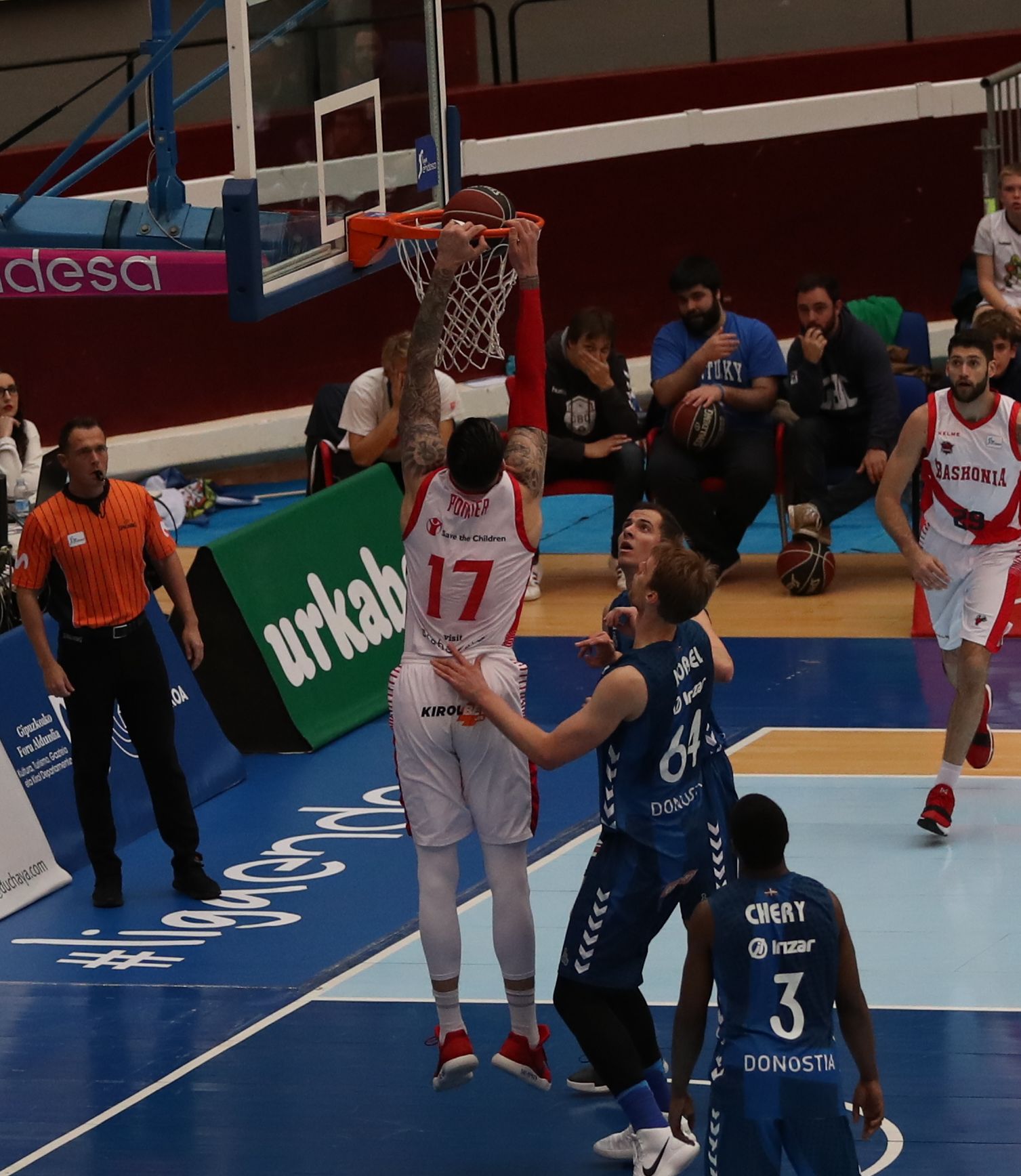 El Baskonia continúa imparable y ganó en Donostia (72-84); el Andorra barre al Zaragoza (100-77)