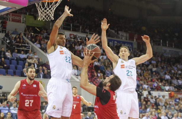 El Real Madrid arrasó en la primera mitad y sesteó en la segunda pero ganó en Zaragoza (81-96)