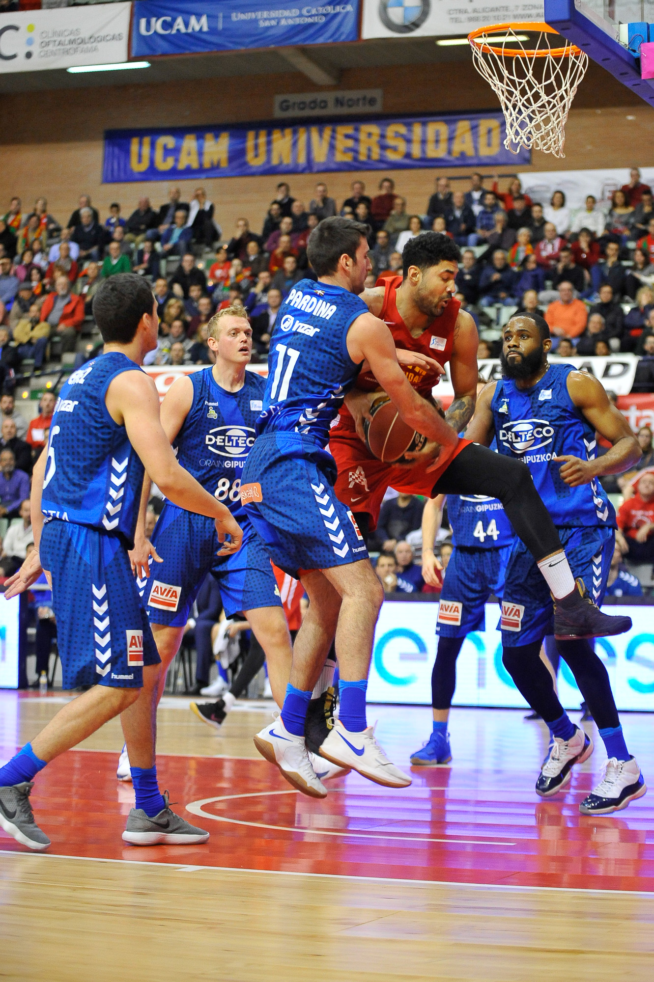 El Iberostar Tenerife y el UCAM Murcia vencen en casa y siguen aspirando al playoff