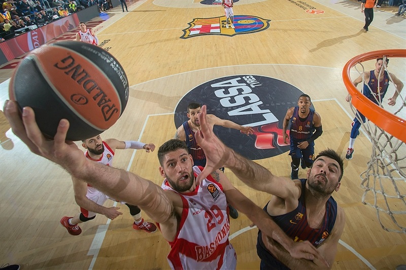 El Baskonia vence también en el Palau y aspira ya incluso a la sexta plaza; el Unicaja cae frente al Brose