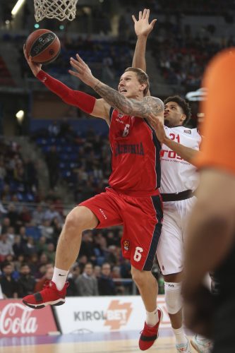 El Baskonia apabulla al Brose y se desgastó poco para seguir octavo y en playoff