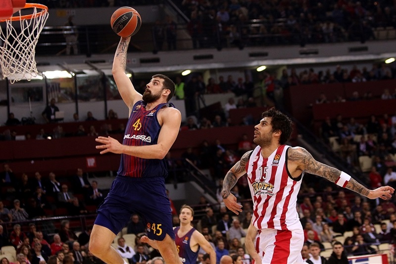El Barcelona arrolla al Olympiacos a domicilio pese a las bajas; el Valencia Basket cae en Belgrado