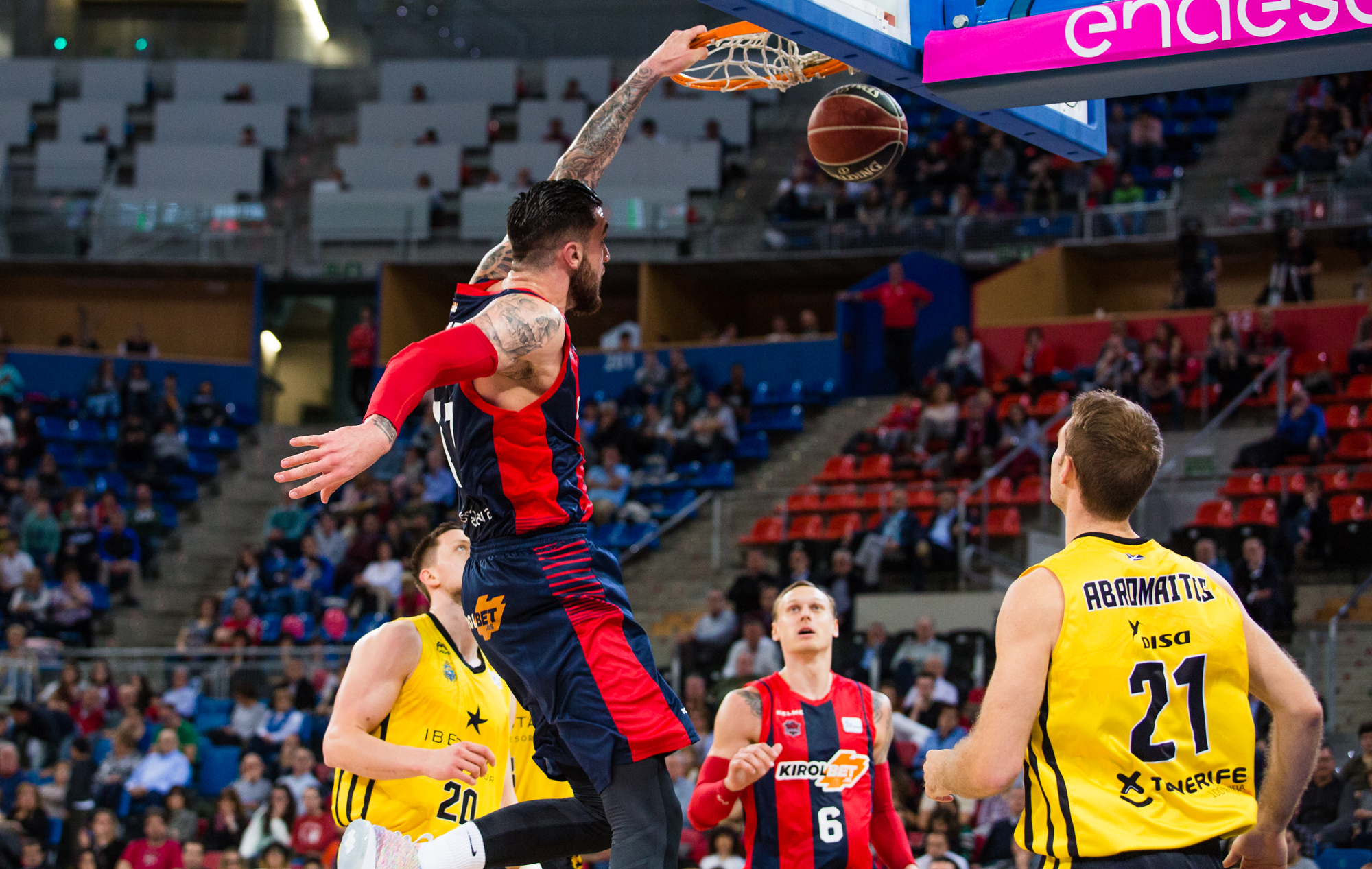El Baskonia aleja al Iberostar del playoff; el Gran Canaria vence al UCAM en un duelo directo