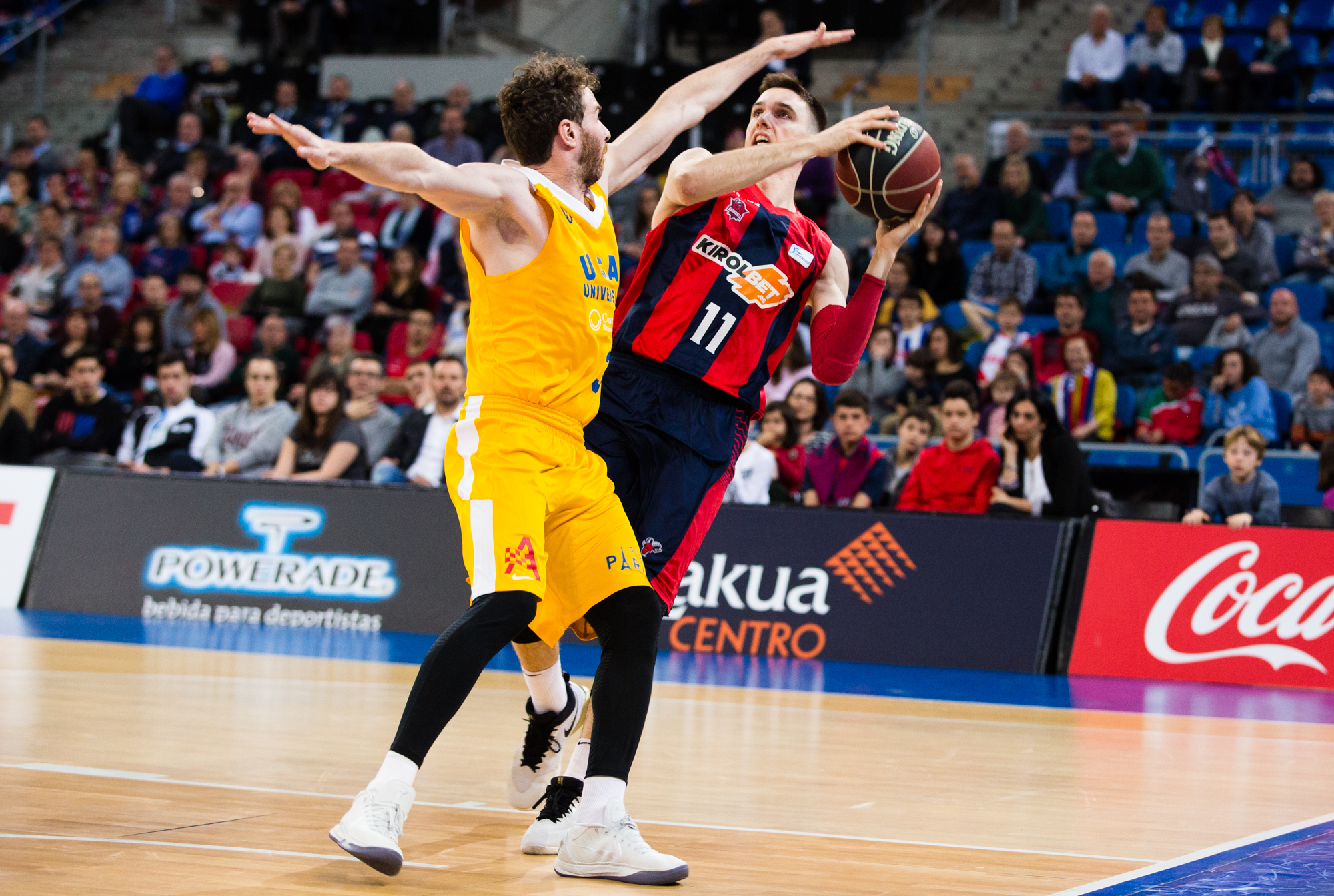 El Baskonia derrota con apuros en el tramo final al UCAM Murcia; el Iberostar se impone en el derbi canario