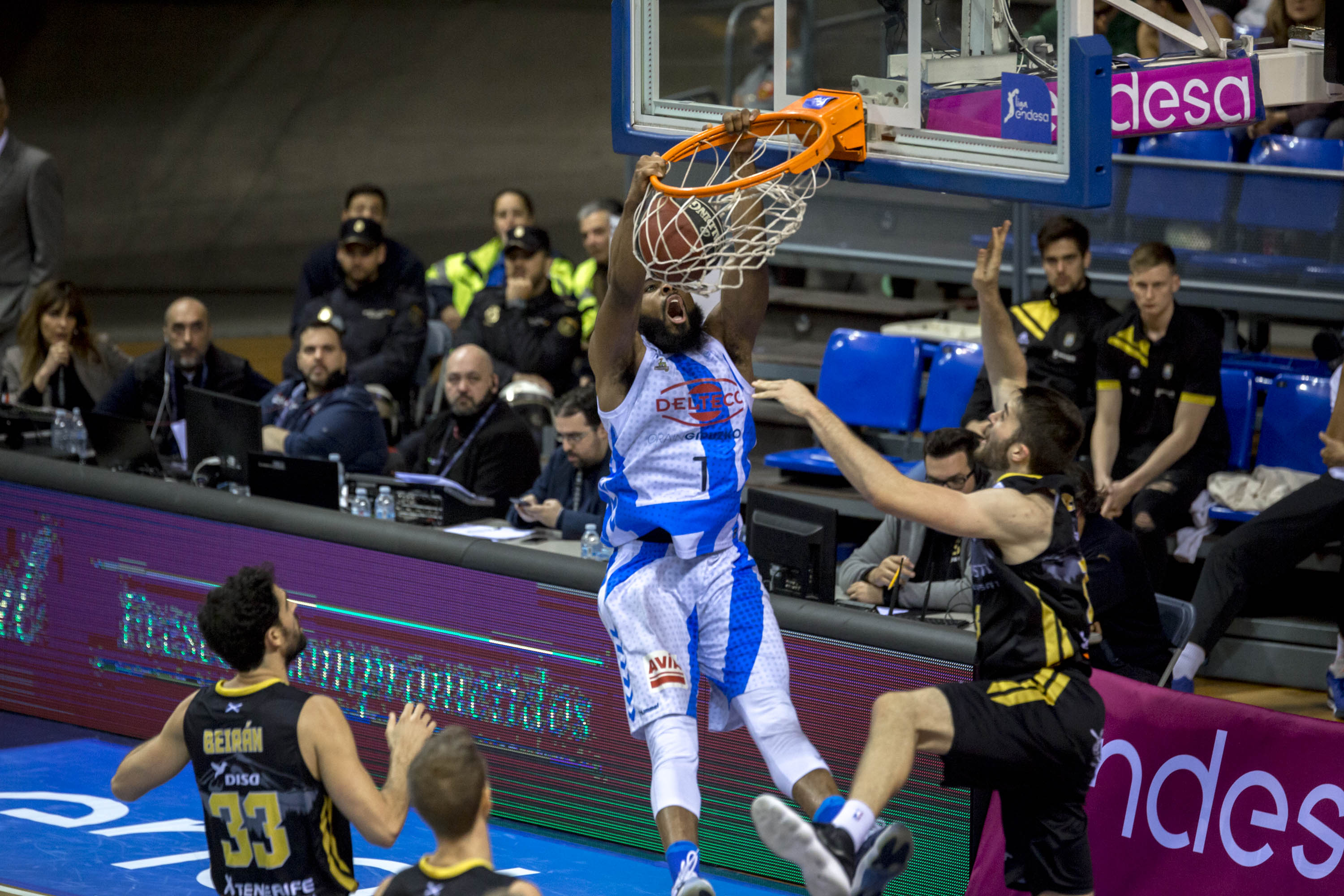 El Burgos sigue alejándose del descenso con otra victoria; el Gipuzkoa Basket remonta 22 puntos al Iberostar