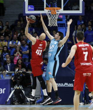 Estudiantes va a más y mete en serios problemas al Zaragoza; el Bilbao Basket