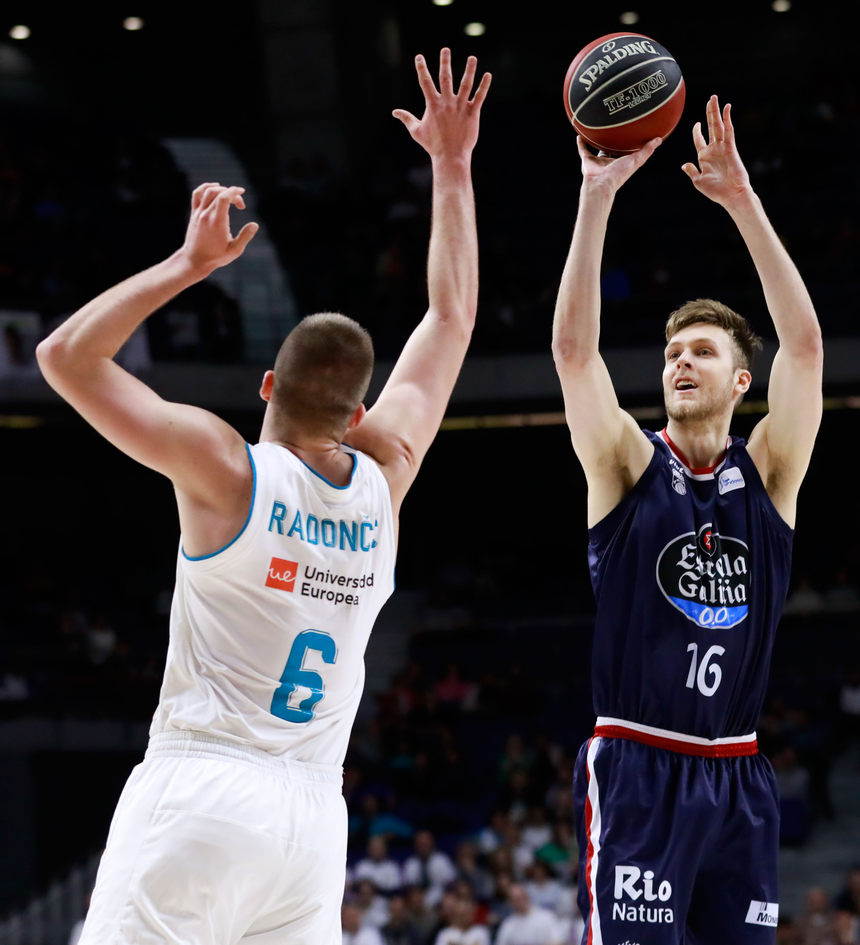 El Real Madrid gana sin forzar y dando descansos; el ‘Fuenla’ se complica el playoff