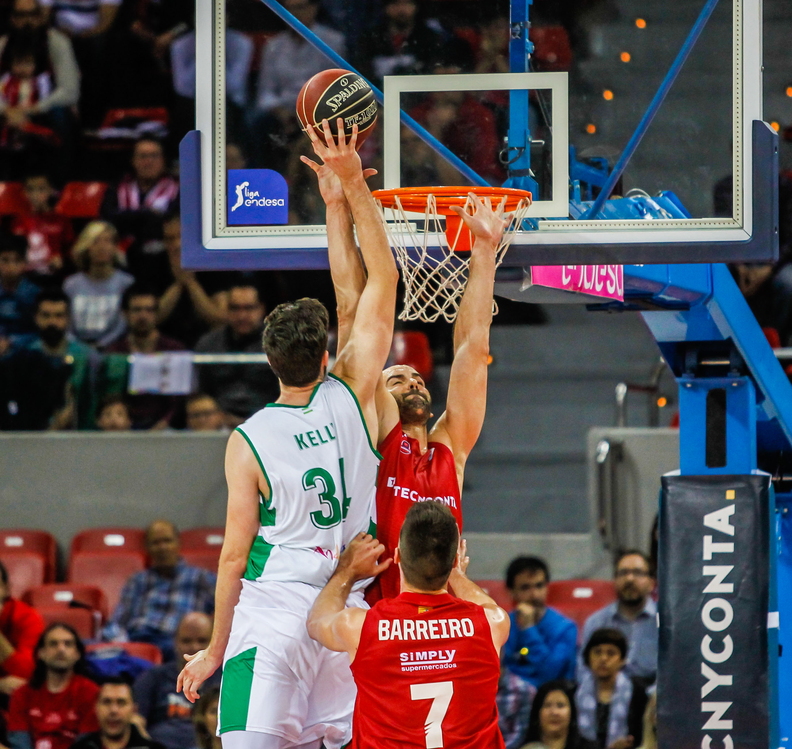 El Joventut roza la permanencia con otra victoria; el Zaragoza respira y deja colista al Betis; el Bilbao Basket, en descenso tras caer en Málaga