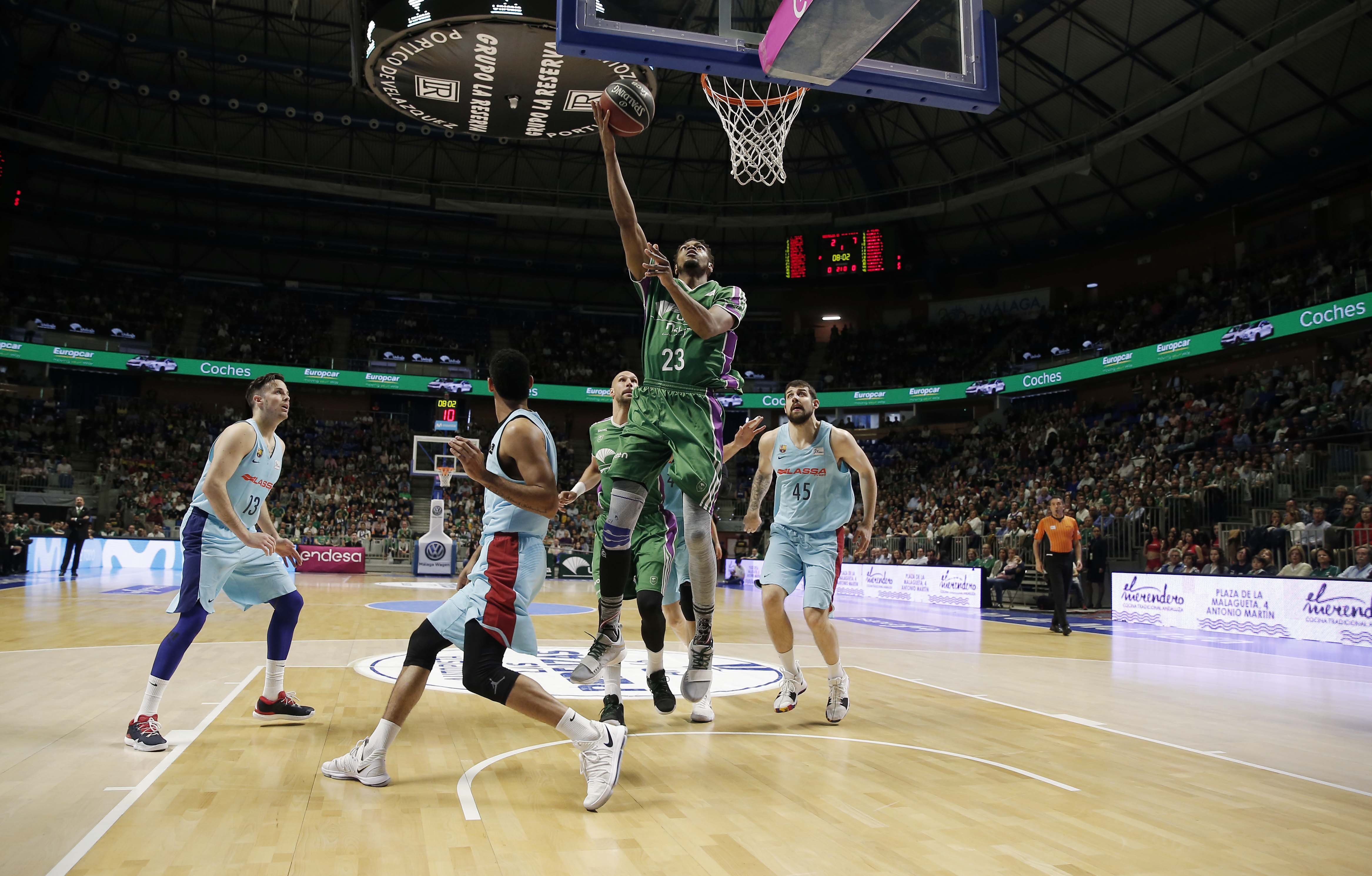 El Unicaja derrotó por 80-78 al Barcelona en un apretado final con quejas del equipo azulgrana