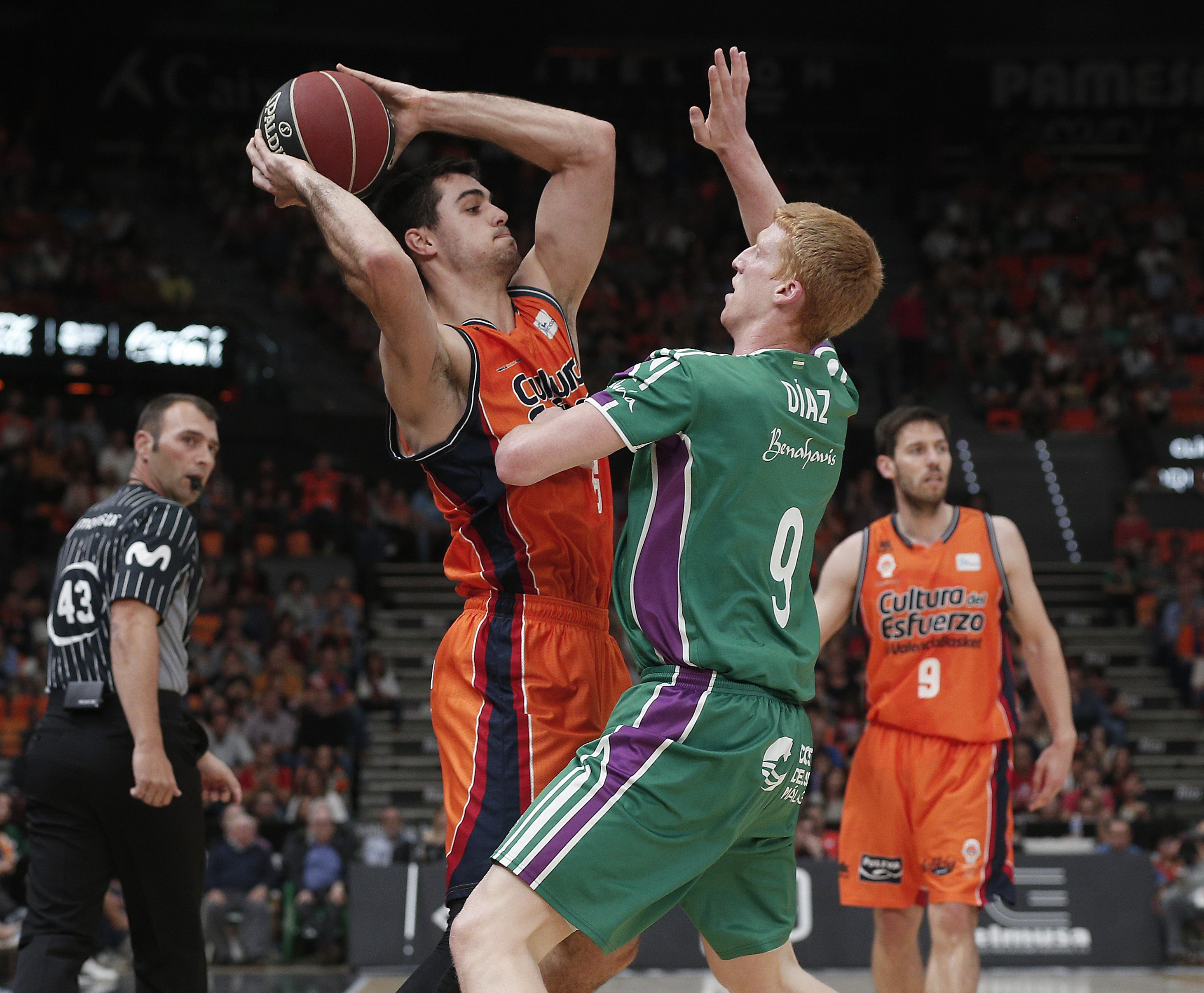 El Valencia Basket gana sobre la bocina al Unicaja en un intenso partido con susto de Brooks