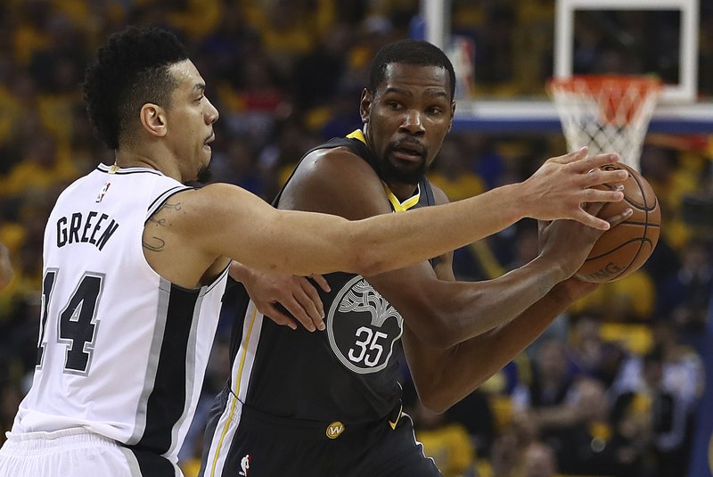 Los Warriors se ponen 2-0 contra los Spurs; Miami Heat, el 1-1 tras ganar a los Sixers