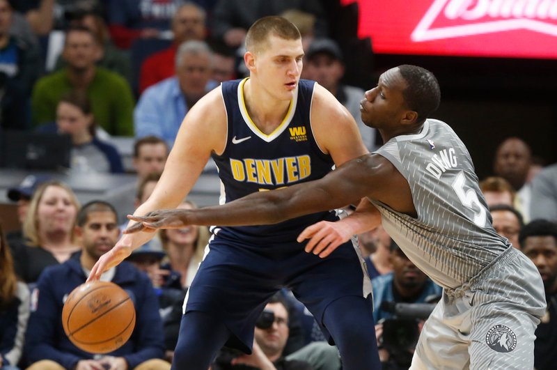 Los Wolves ganan en la prórroga a los Nuggets y entran en playoffs; derrotas de Utah Jazz, Bucks y Spurs