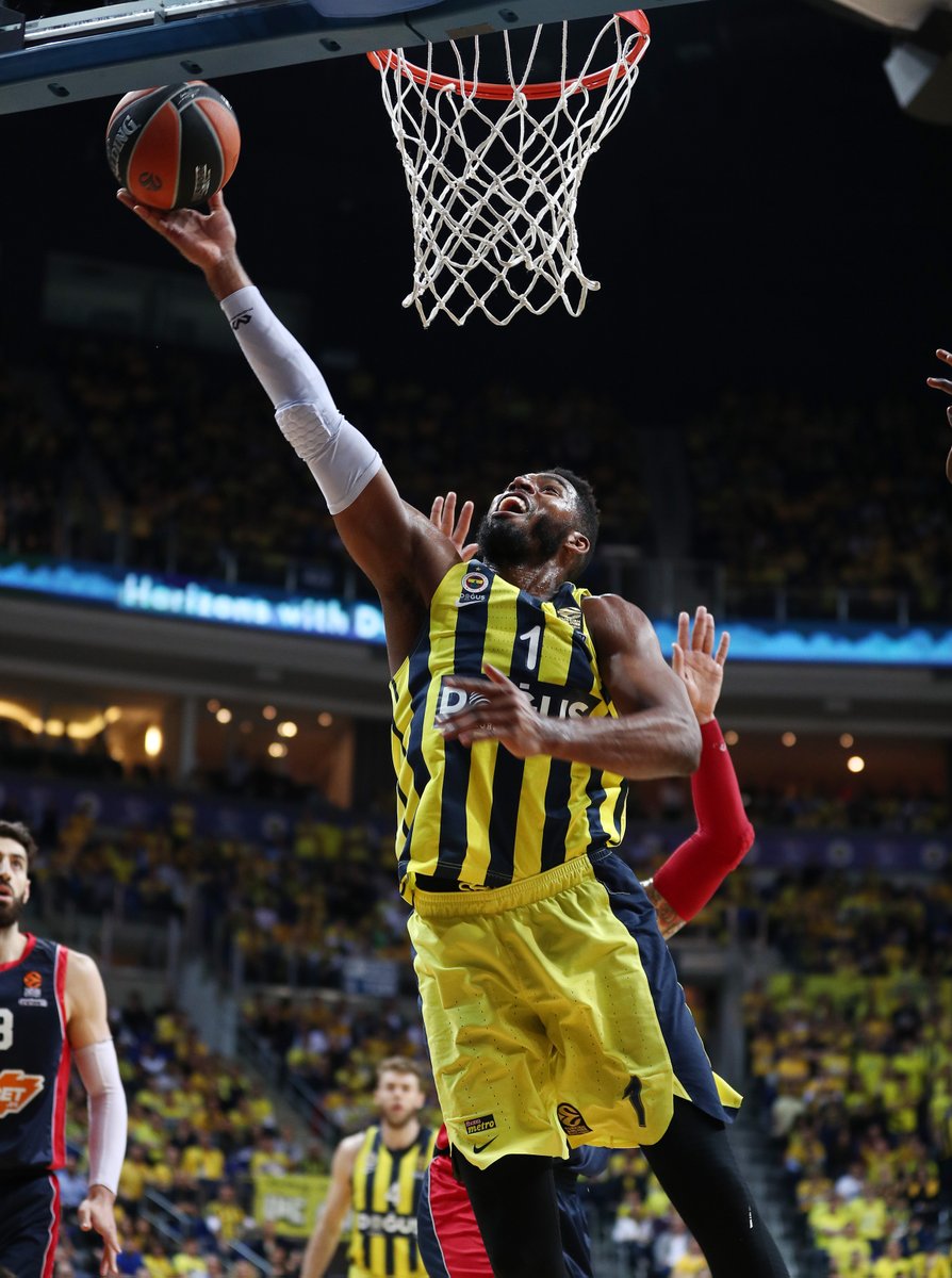 El Fenerbahce fue muy superior durante tres cuartos y se adelanta al Baskonia (82-73)