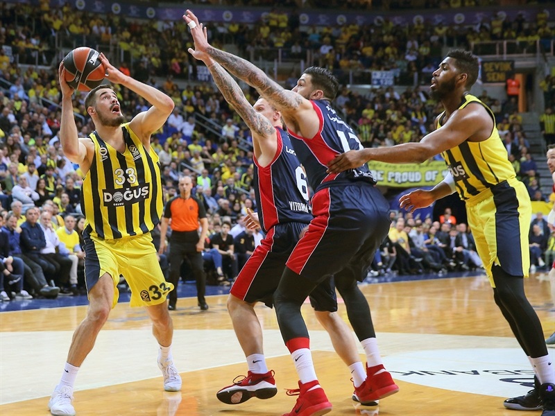 Al Baskonia no le alcanza otro buen partido para sorprender al Fenerbahce (95-89); Olympiacos logra el 1-1