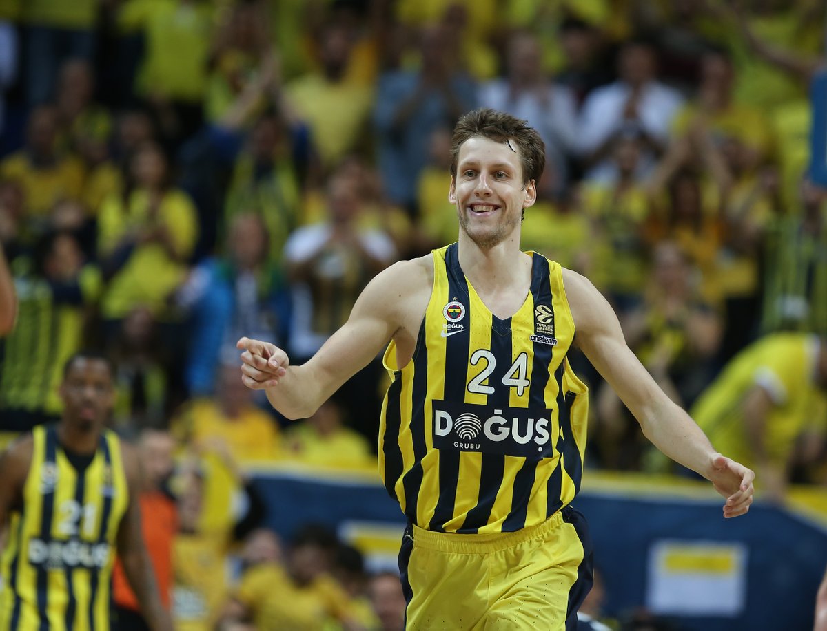 El Real Madrid visita al Fenerbahce en el final de la primera vuelta en un duelo entre el primer y segundo clasificado