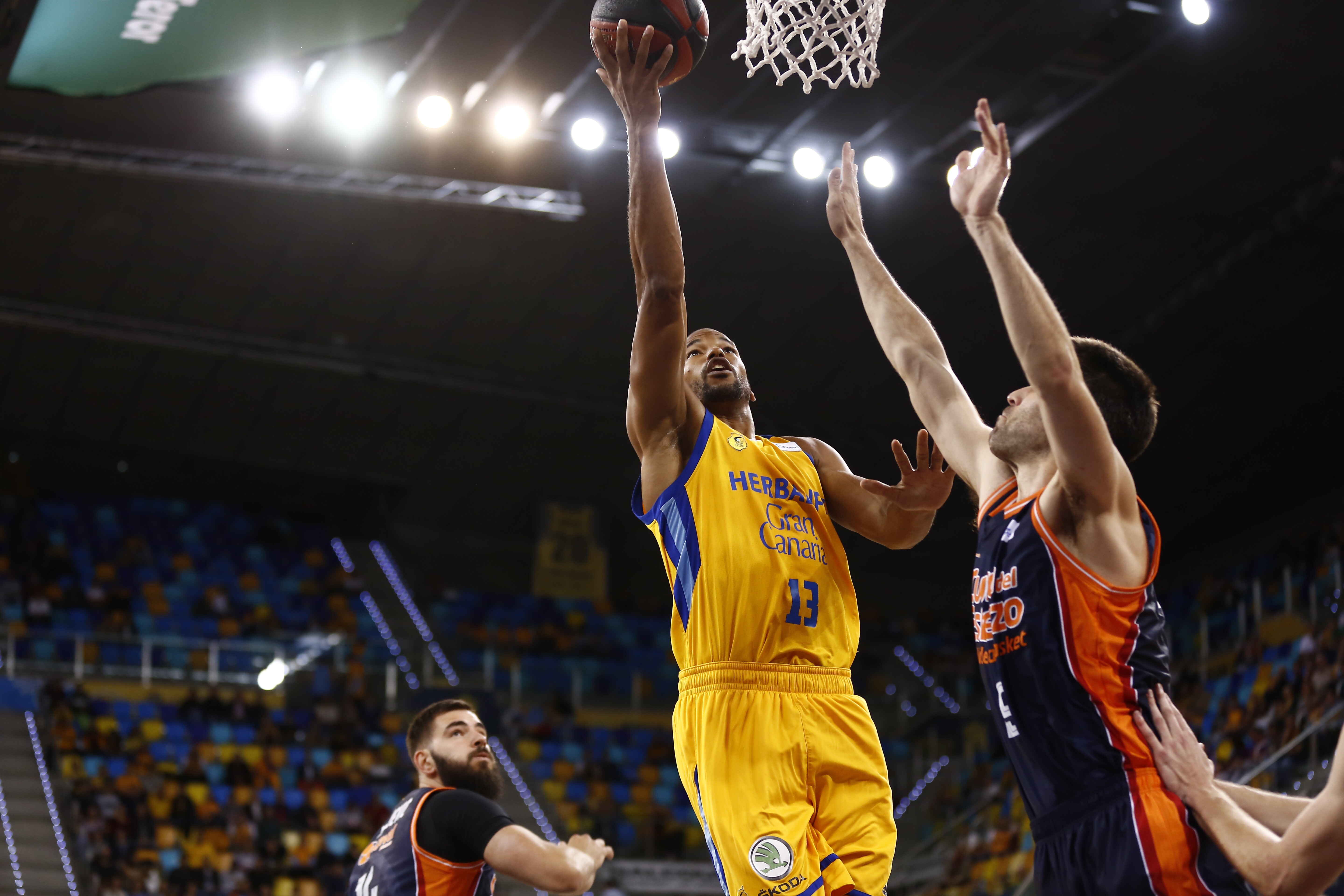 El Gran Canaria brilla en ataque y fuerza el desempate al Valencia Basket