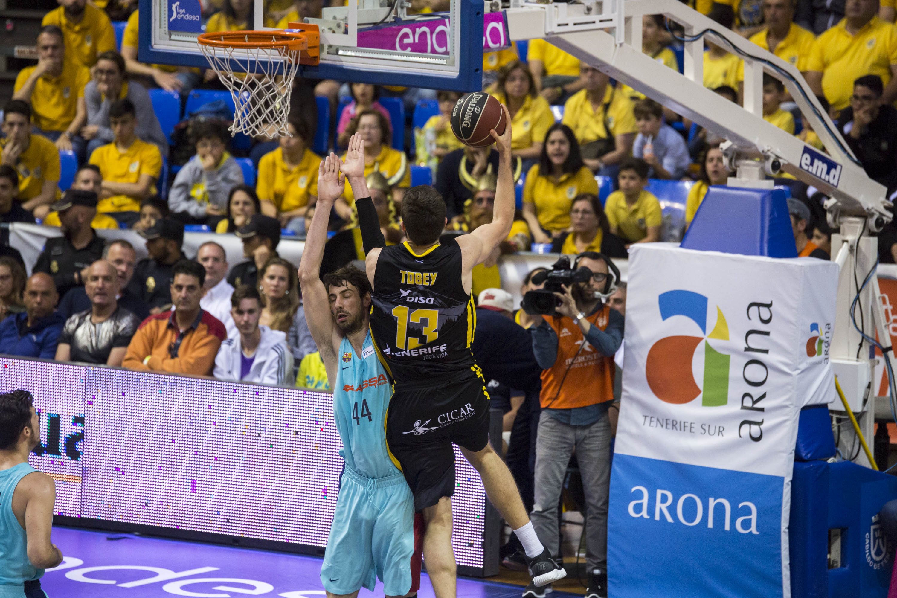 El Iberostar da un paso de gigante para estar en los playoffs tras derrotar al Barcelona (86-81)