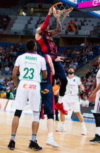 El Baskonia dominó (87-70) desde el segundo cuarto a un Unicaja muy irregular y se pone 1-0
