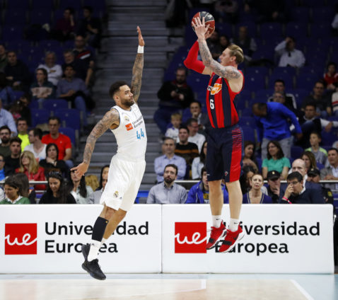 El Real Madrid asegura el primer puesto y el Baskonia se complica la segunda