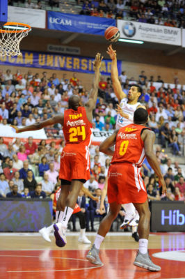 El Real Madrid gana en Murcia en un duelo de mucho desacierto con una canasta de Thompkins sobre la bocina