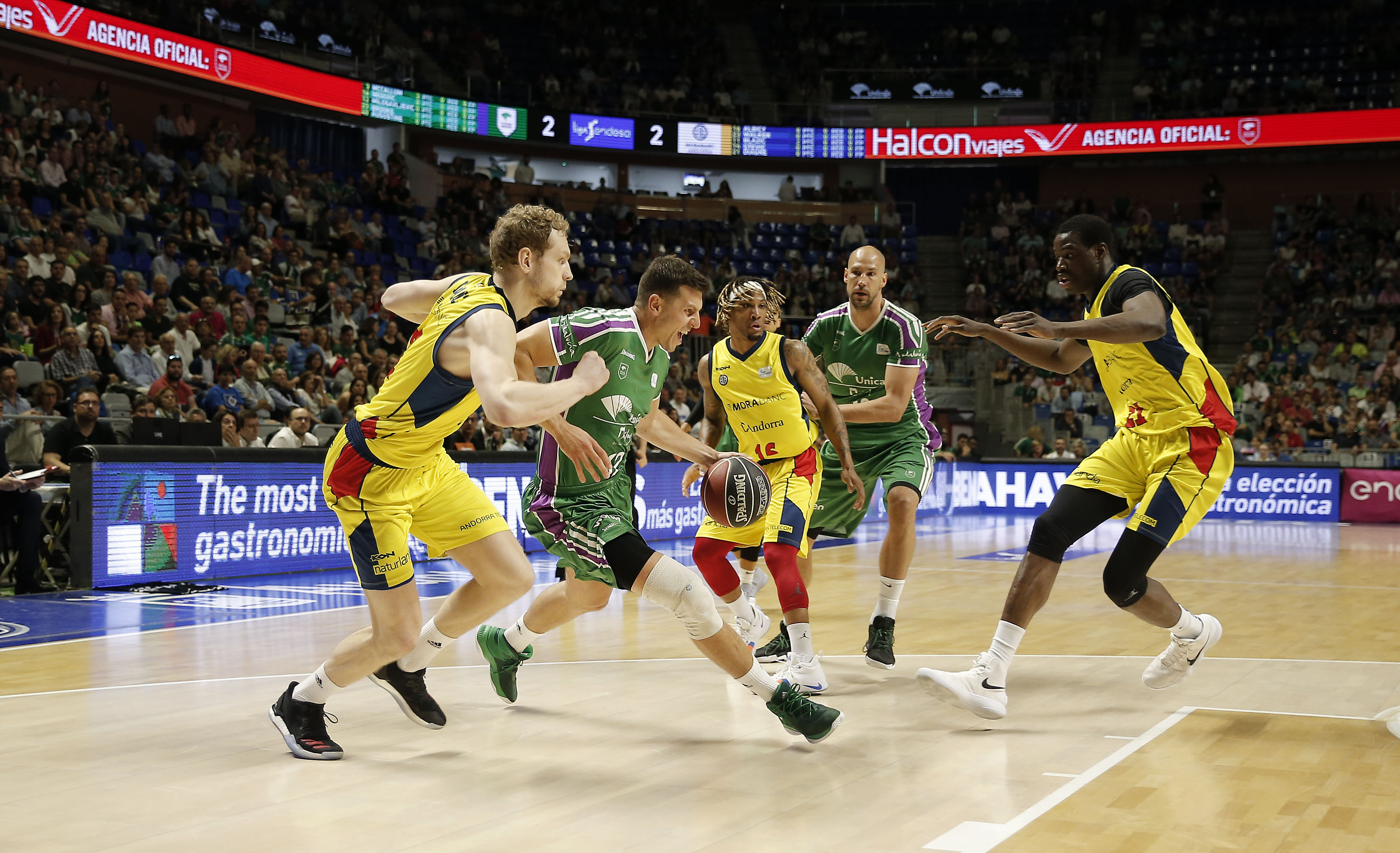 El Unicaja gana un duelo directo al Andorra; el Iberostar acaricia su billete a playoffs