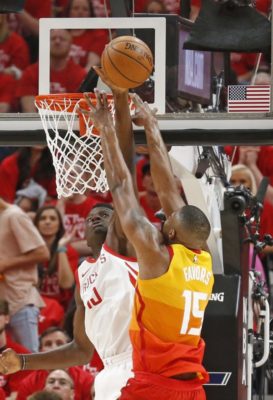 Los Rockets vencen a los Jazz y se ponen 1-2; los Pelicans ganan a los Warriors