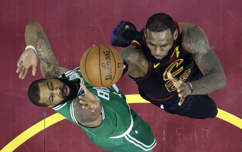 Victoria apretada de los Warriors para un 2-0 y triunfo en la prórroga de los ‘Cavs’ en Toronto