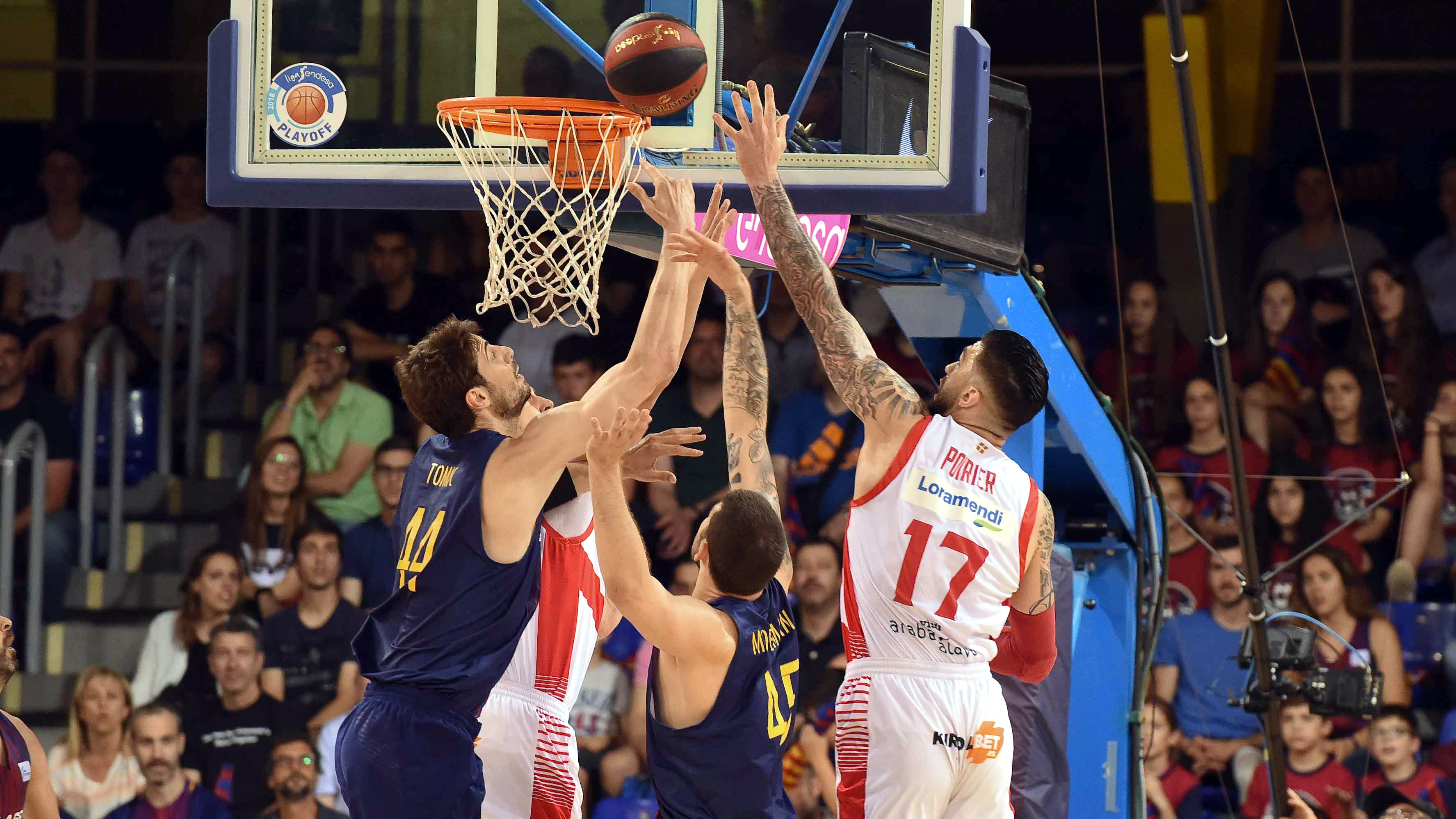 El Barcelona alarga su semifinal con un agónico 67-65 frente al Baskonia