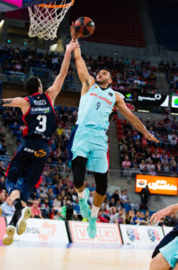 Un brillante Baskonia aplasta a un lamentable Barcelona y se adelanta 1-0