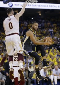 Los Warriors logran el 2-0 en una gran exhibición desde el triple