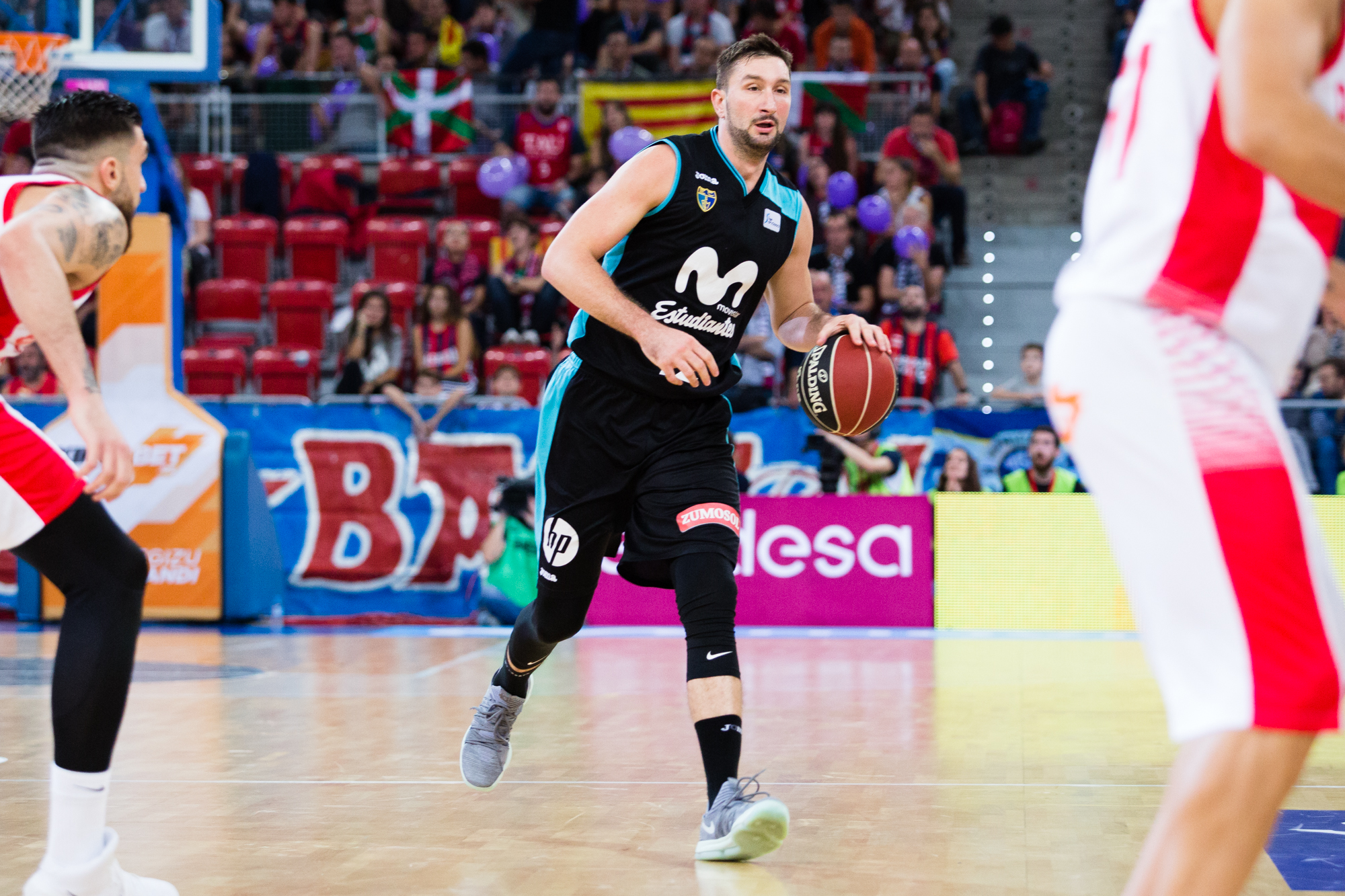 Estudiantes ha renovado por un año a Suton y negocia que Cook siga otra temporada