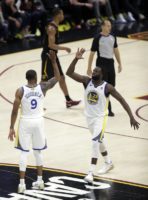Los Warriors acarician un nuevo anillo tras una gran victoria en Cleveland