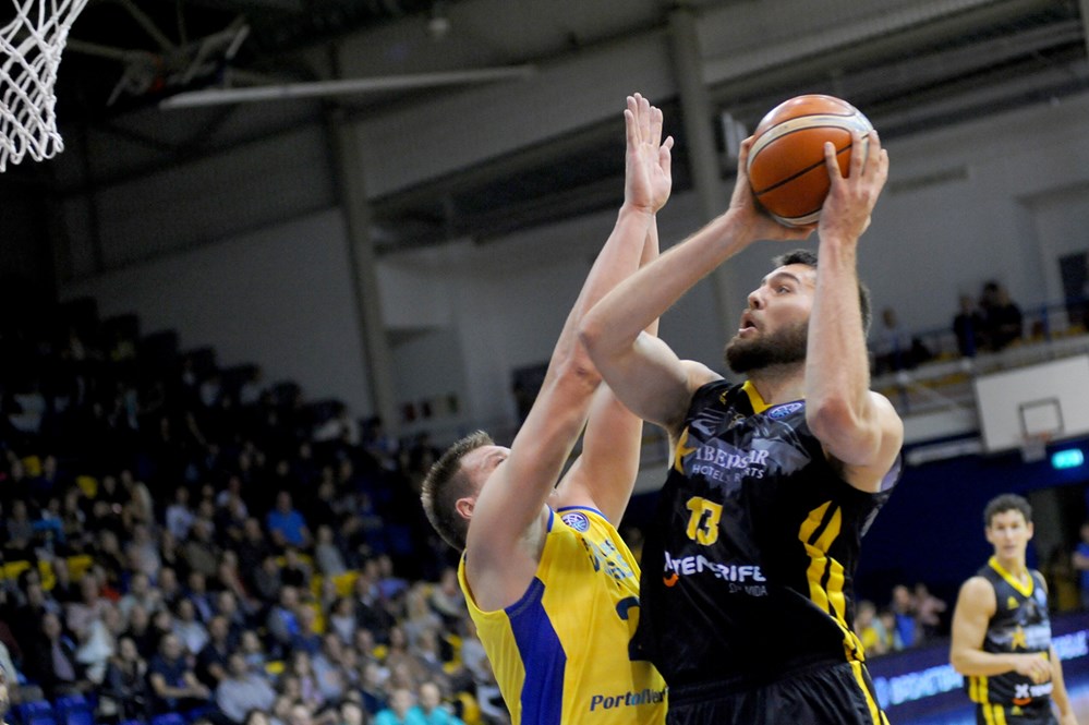 El Unicaja se queda con Salin y se adelanta a otros equipos con su oferta a Mike Tobey, el Iberostar peleará por él y el Valencia Basket le vigila