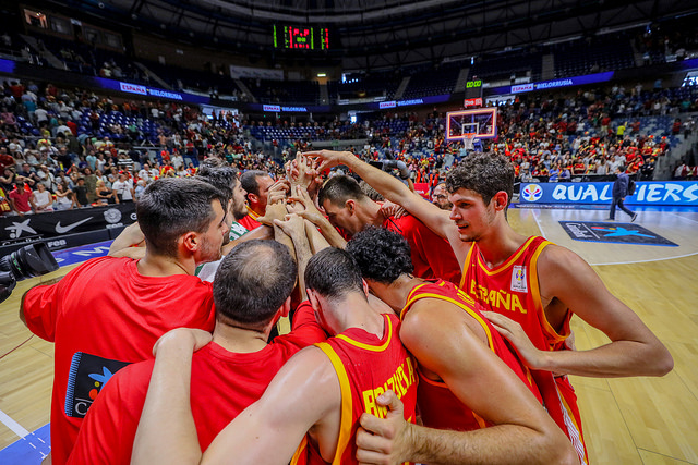 Grupos de la segunda fase: España jugará desde septiembre contra Ucrania, Letonia y Turquía y tiene pie y medio en el Mundial