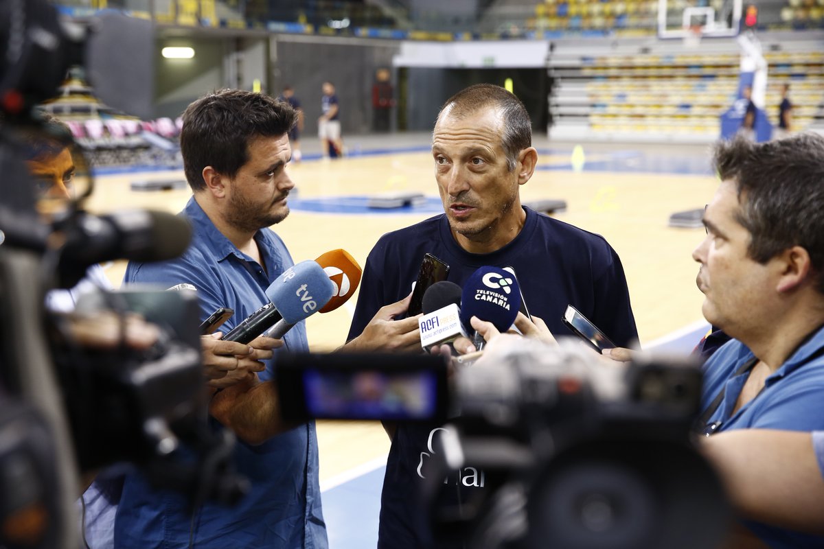 El Gran Canaria comienza a trabajar con Salva Maldonado «encantadísimo» con la plantilla