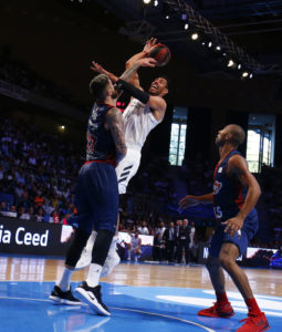 El Real Madrid fue superior en el último cuarto y se lleva la Supercopa (80-73)