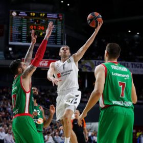 El Real Madrid arrolló al Baskonia en el tramo final (97-79)