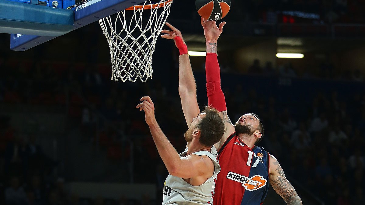 El Baskonia peleó hasta el final y sufrió dos lesiones ante el Olympiacos (80-85)
