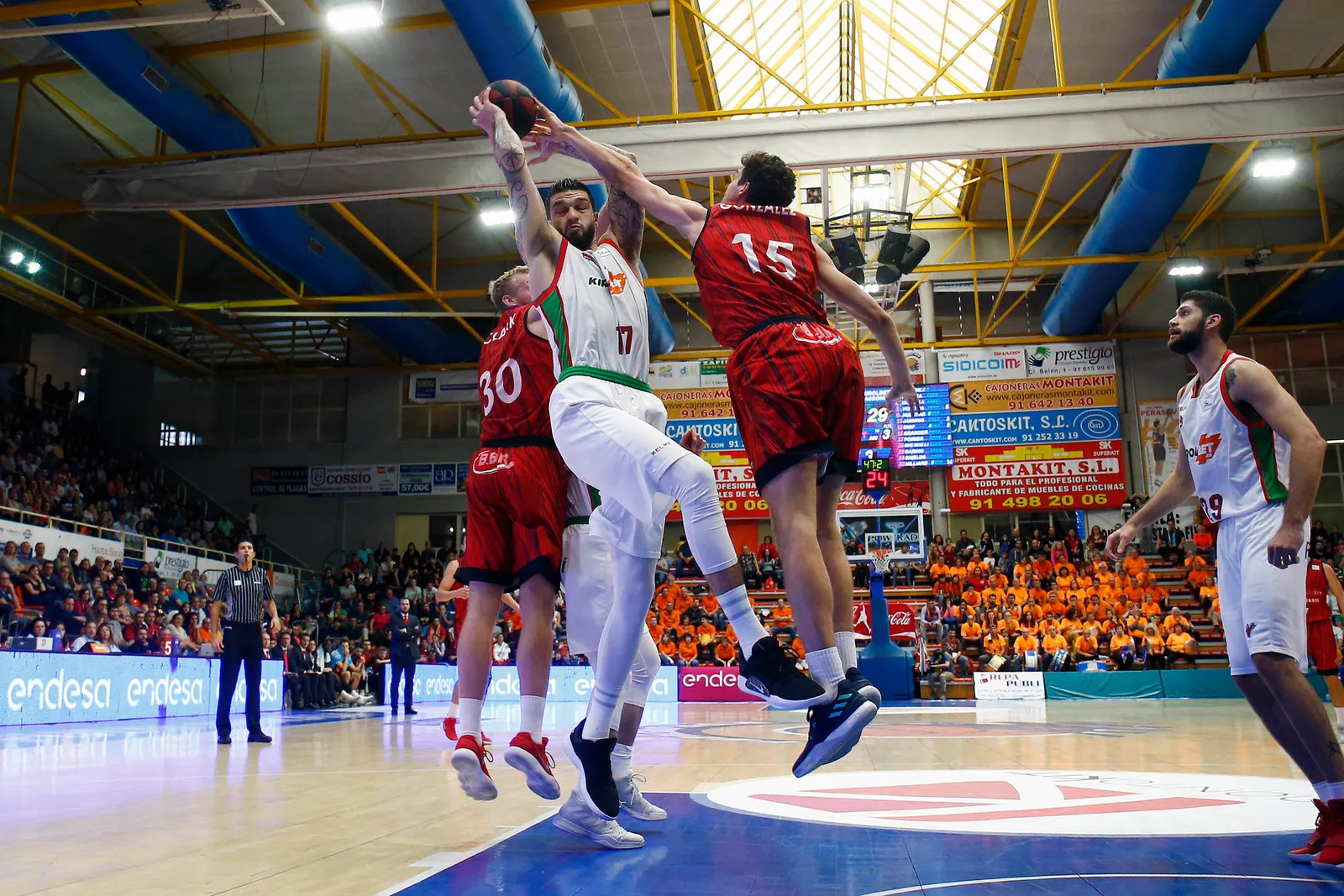 Victoria por +50: el Baskonia tritura también desde el inicio al Fuenlabrada; el Valencia Basket gana con triple sobre la bocina de Van Rossom