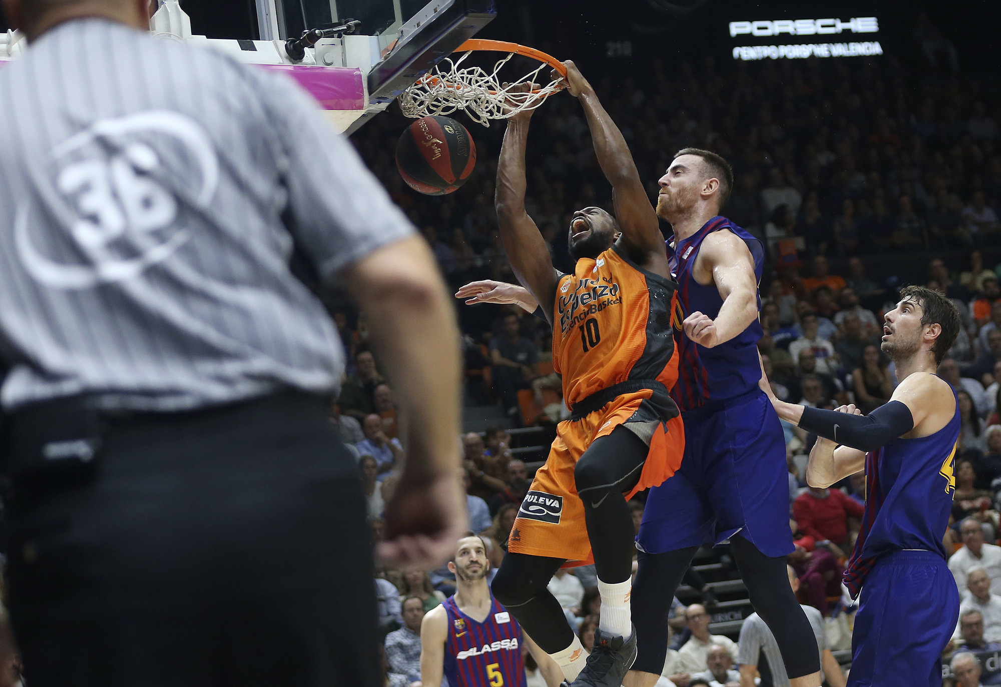 El Barcelona sí supo esta vez aguantar una pequeña ventaja y se impuso en Valencia (85-86)