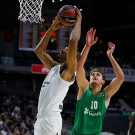 El Real Madrid se paseó por momentos ante el Darussafaka y debutó con una exhibición en ataque