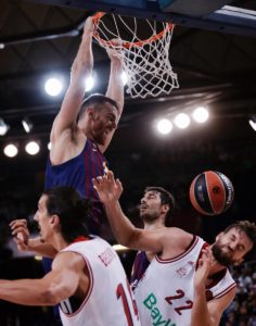 El Barça tiró de defensa para alcanzar la primera victoria en la Euroliga (83-73)