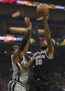 Grizzlies y Raptors caen en casa; los Clippers derrotan a los Warriors y los Kings, a los Spurs