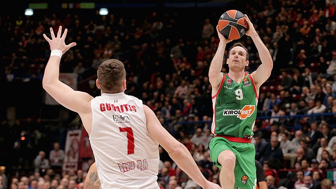 El Baskonia sigue en el pozo tras sumar una derrota también frente al Armani
