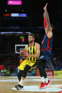 El Baskonia cae víctima de sus errores en los instantes finales frente al Fenerbahce (72-74)