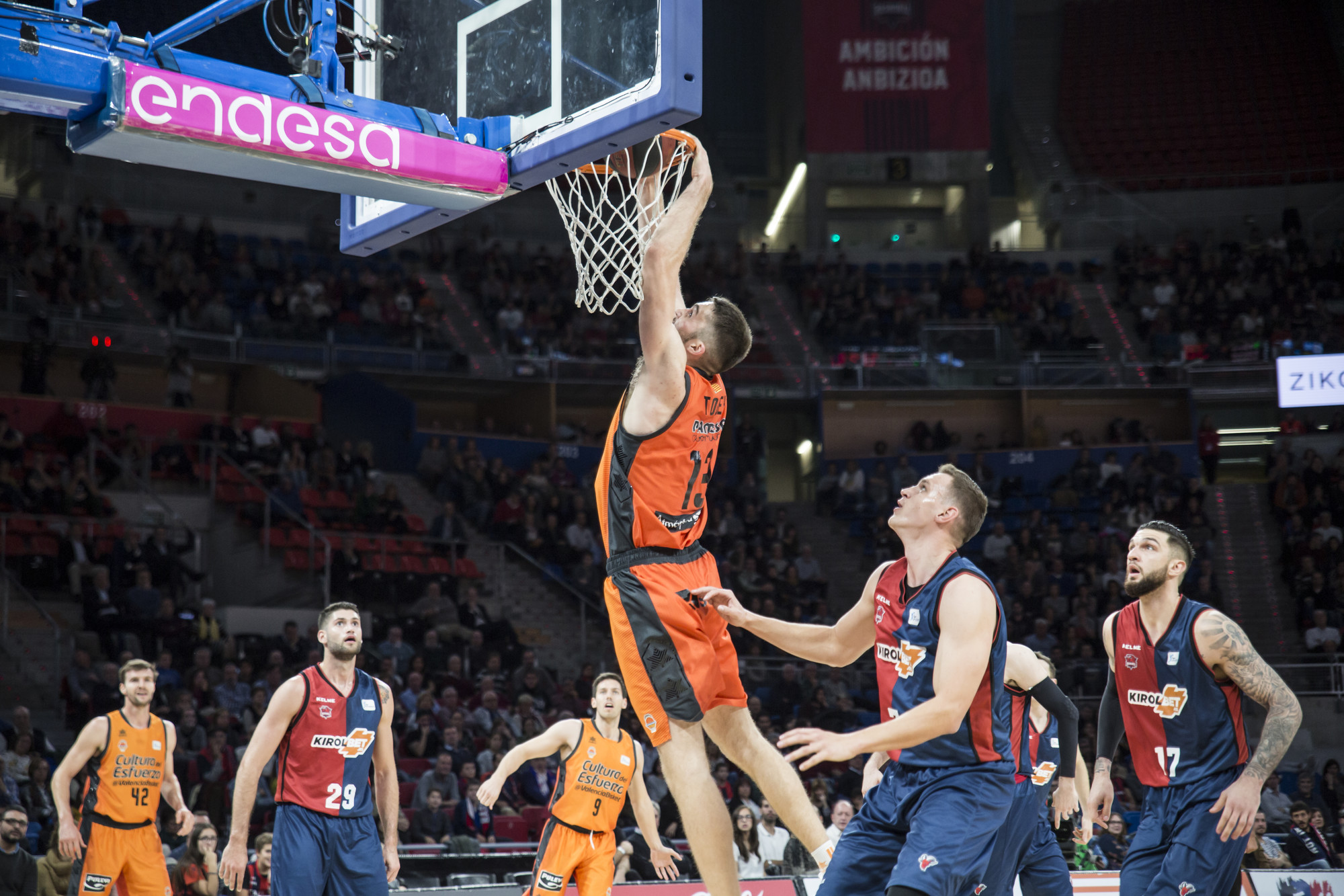El Baskonia arrolla al Valencia Basket, que sigue muy endeble; el Manresa también pudo con el Gran Canaria