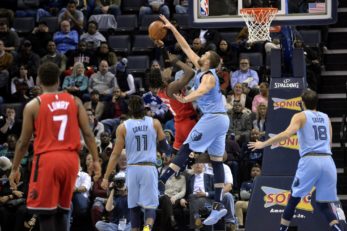 Los Nuggets arrasan a los Lakers; los Raptors vencen en la pista de los Grizzlies