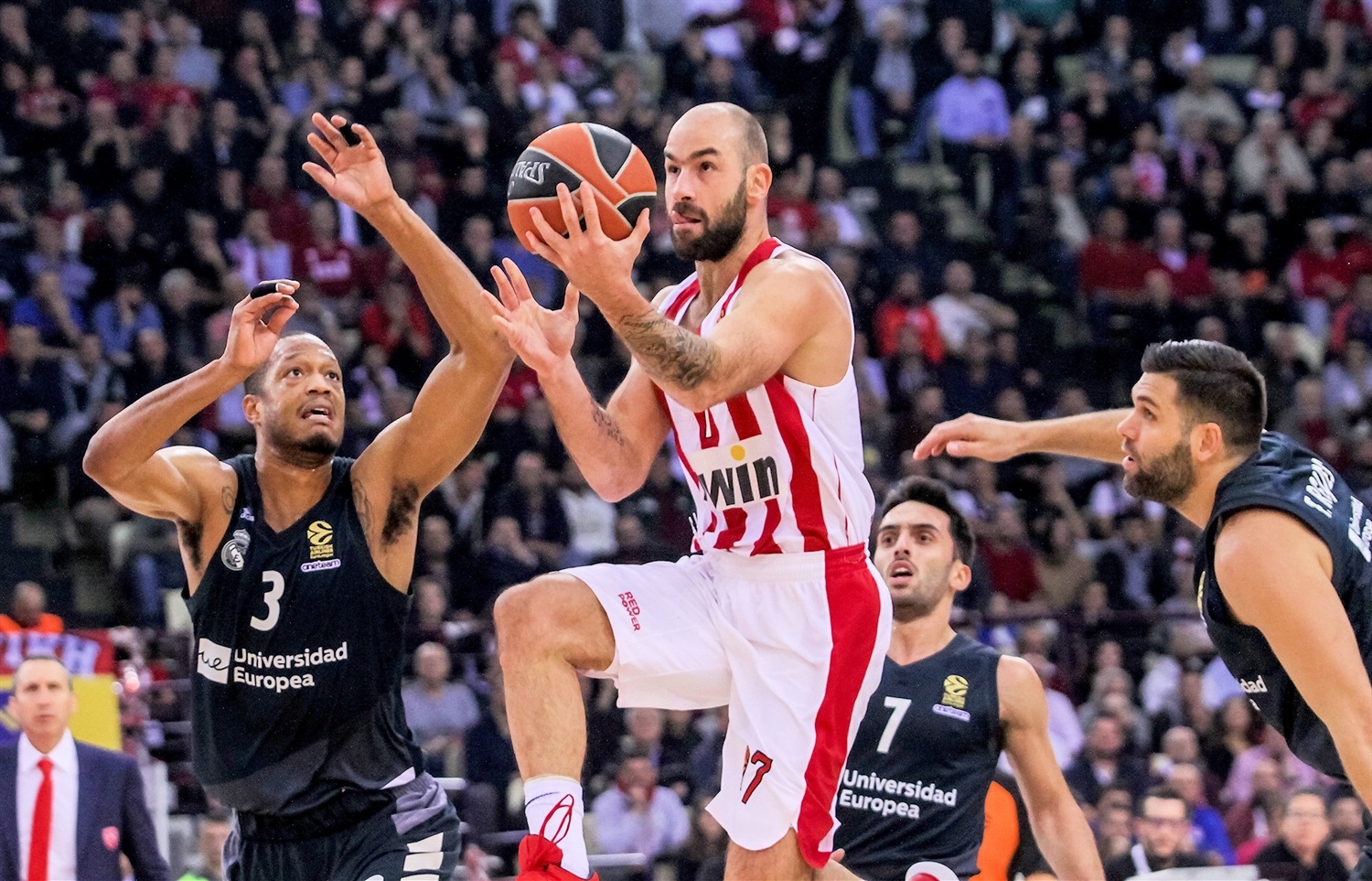 El Real Madrid se hundió en el último cuarto ante el Olympiacos y sufrió la primera derrota (88-83)