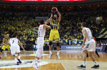 El Fenerbahce derrota (65-63) al Real Madrid con un parcial de 8-0 en los dos minutos y medio finales